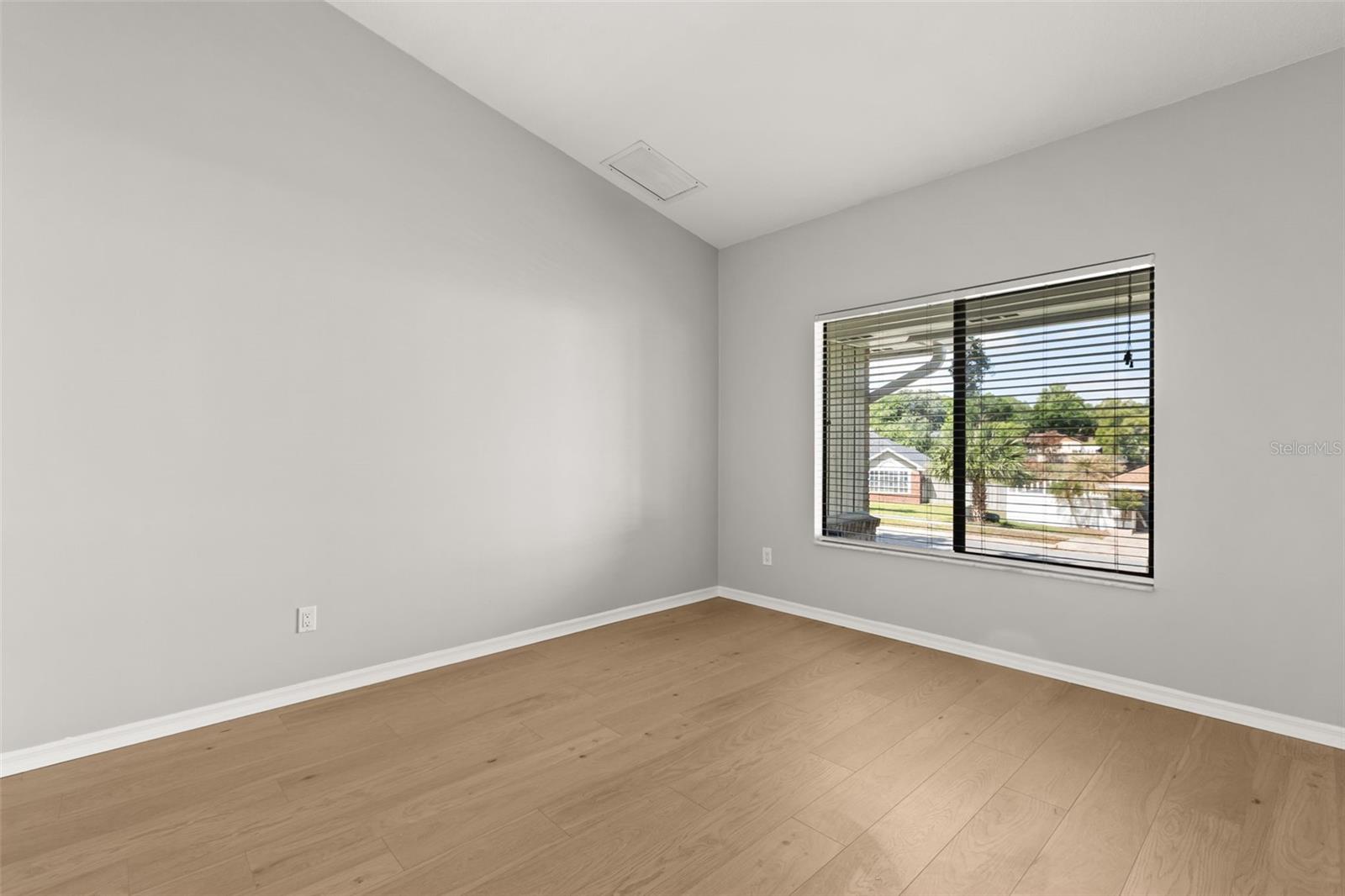 Image 24 of 43 For 925 Red Dandy Drive