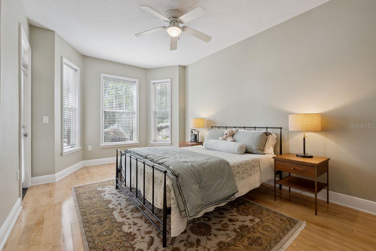 Image 34 of 48 For 1151 Delaney Avenue 3