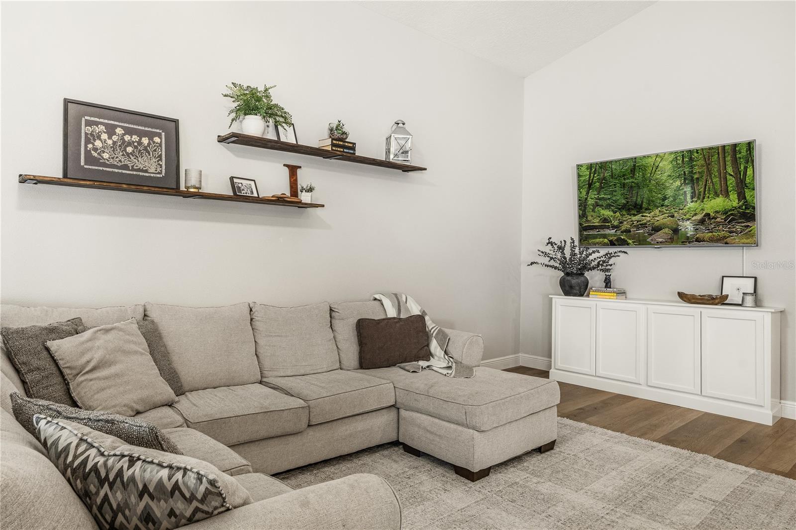 Image 6 of 42 For 107 Calabria Springs Cove