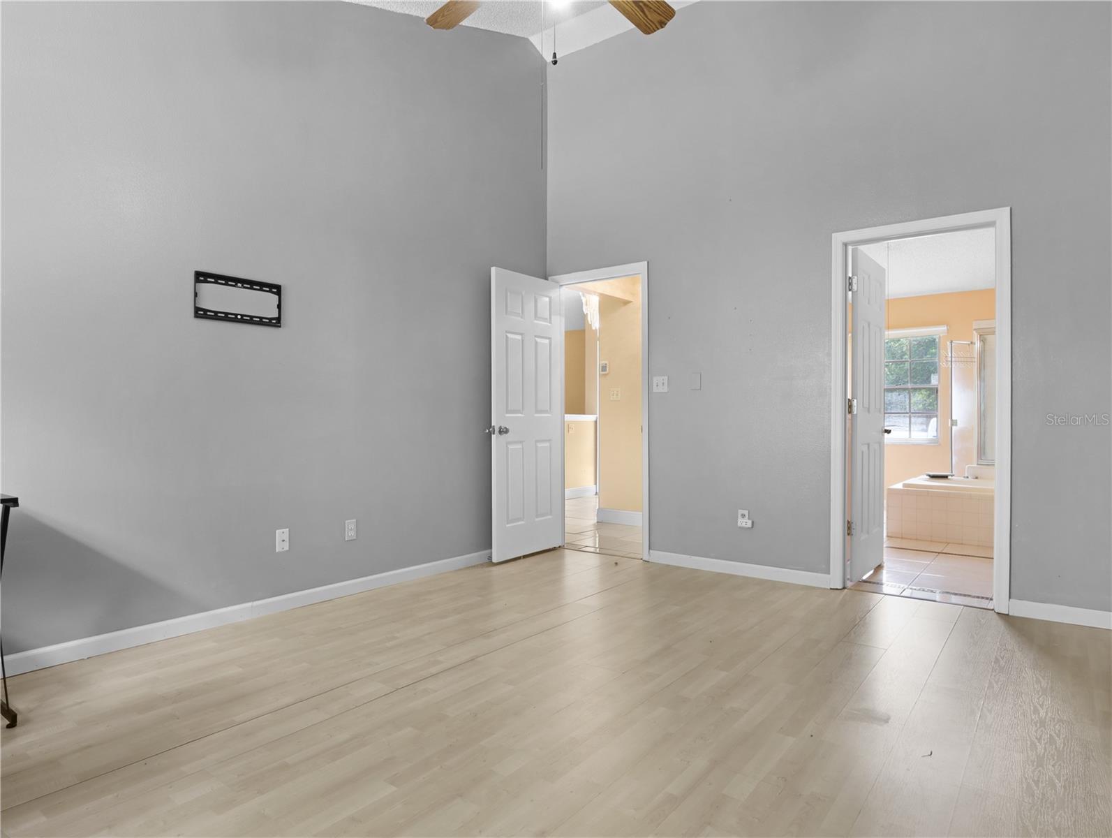 Image 10 of 21 For 870 Lake Como