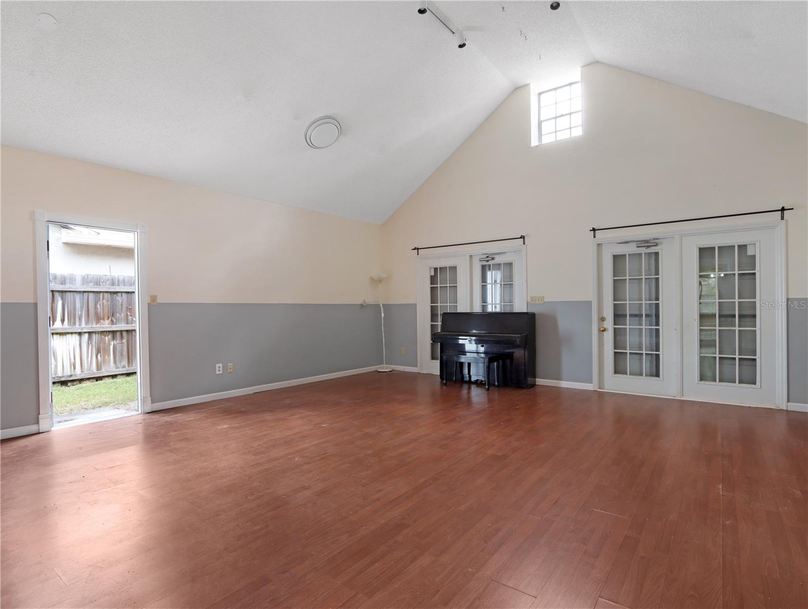 Image 18 of 21 For 870 Lake Como