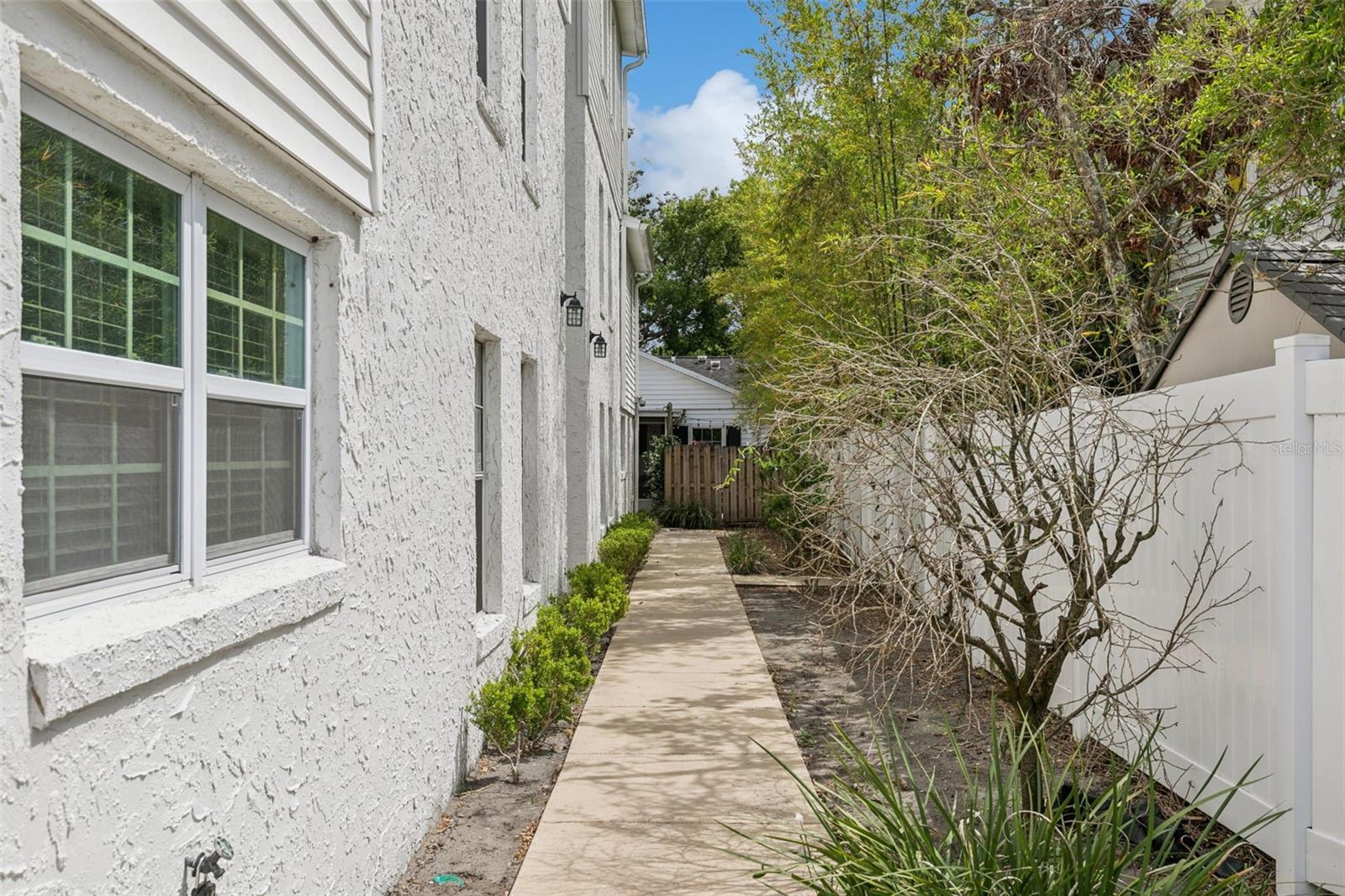 Image 21 of 40 For 496 Par Street 496