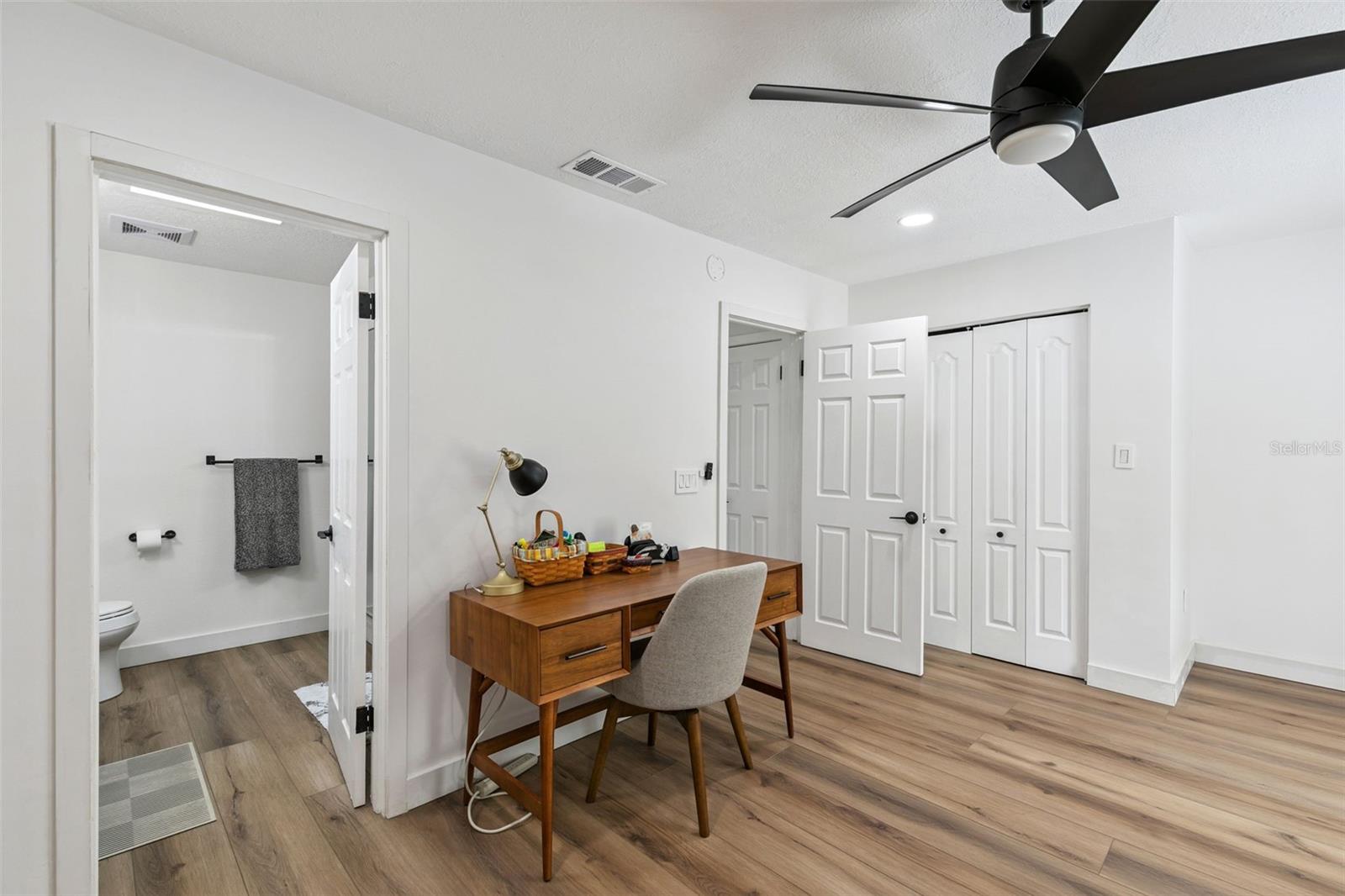 Image 24 of 40 For 496 Par Street 496