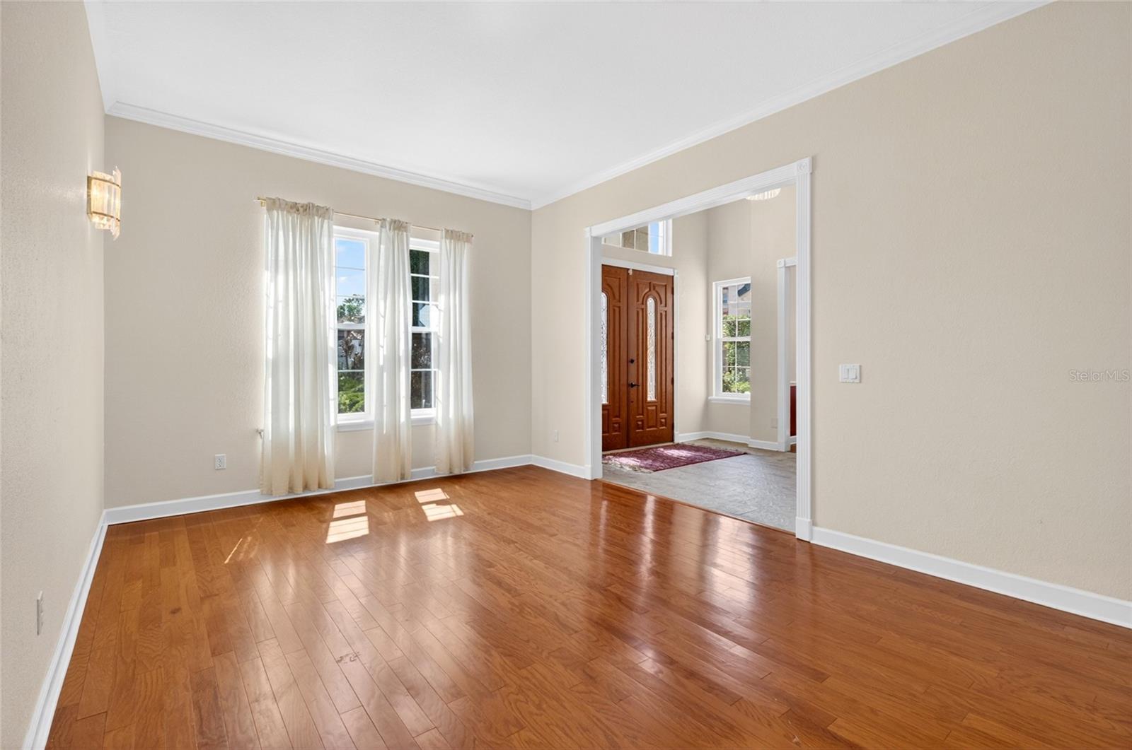 Listing photo id 2 for 8738 Beckingham Place