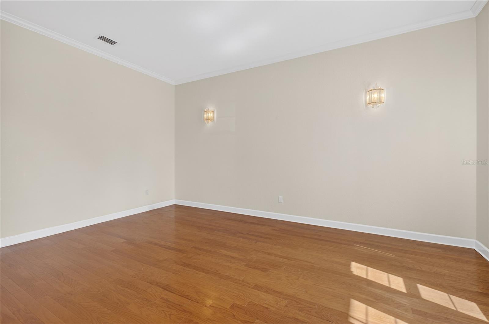 Listing photo id 3 for 8738 Beckingham Place