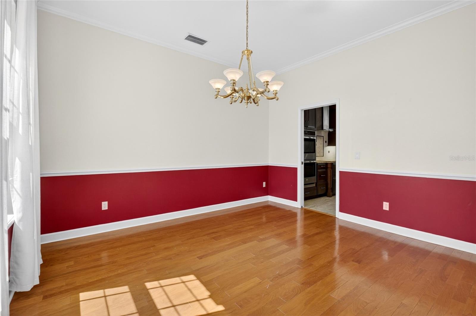Listing photo id 5 for 8738 Beckingham Place