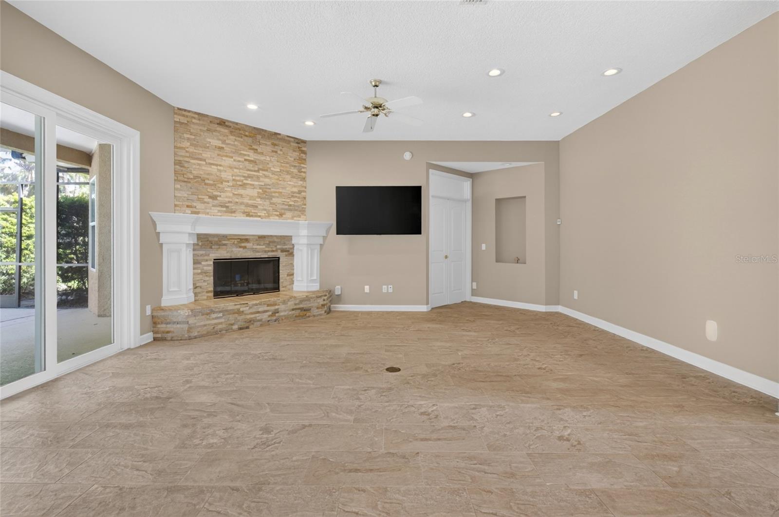 Listing photo id 7 for 8738 Beckingham Place