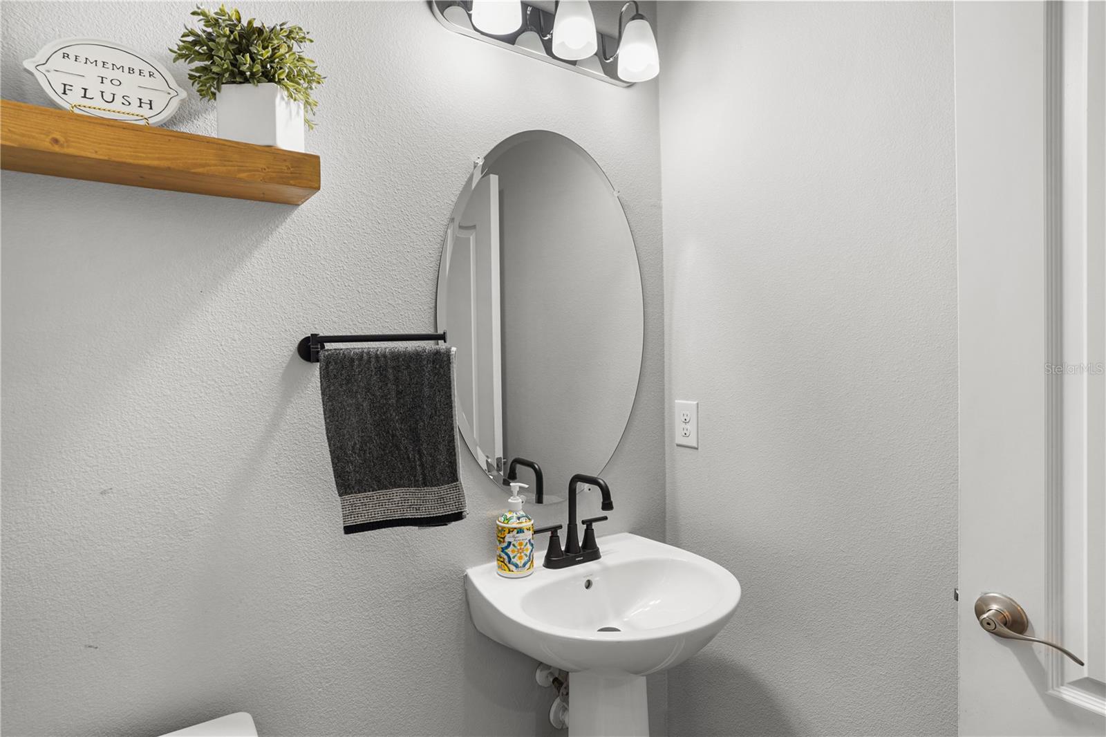 Listing photo id 48 for 15734 Sweet Lemon Way