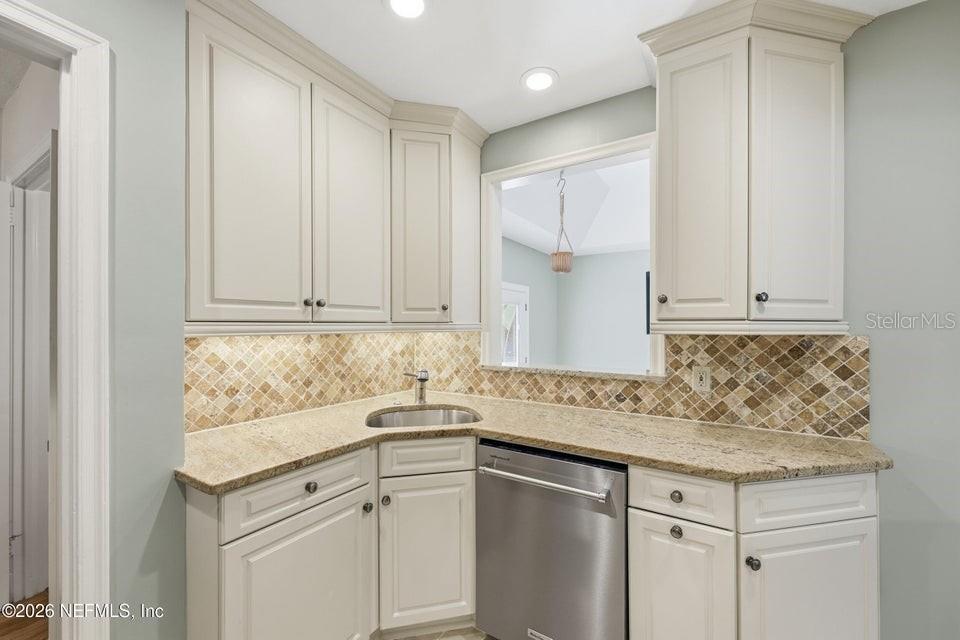 Image 18 of 42 For 2954 Iroquois Avenue