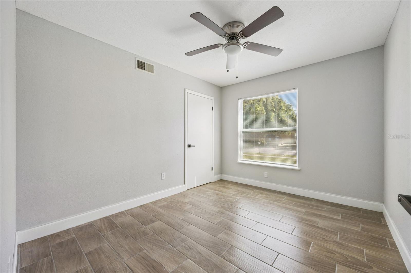 Image 11 of 21 For 1590 Yorktown Avenue