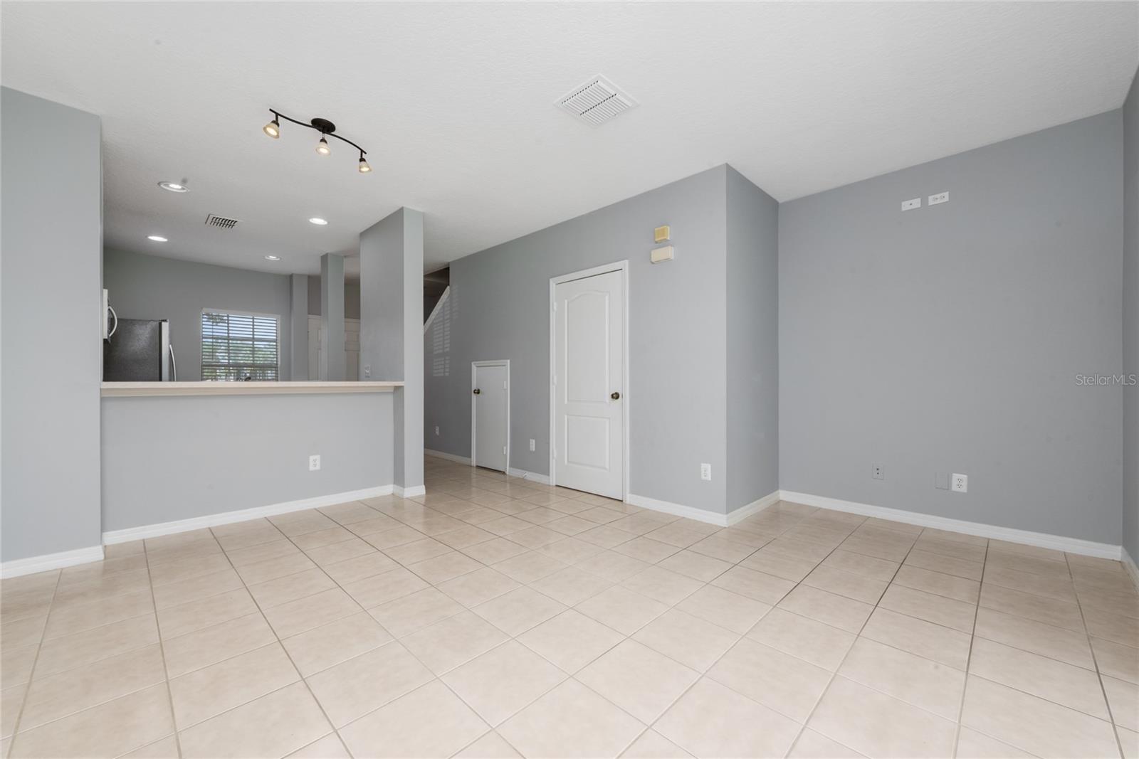 Image 3 of 33 For 9313 Jasmine Flower Lane 185