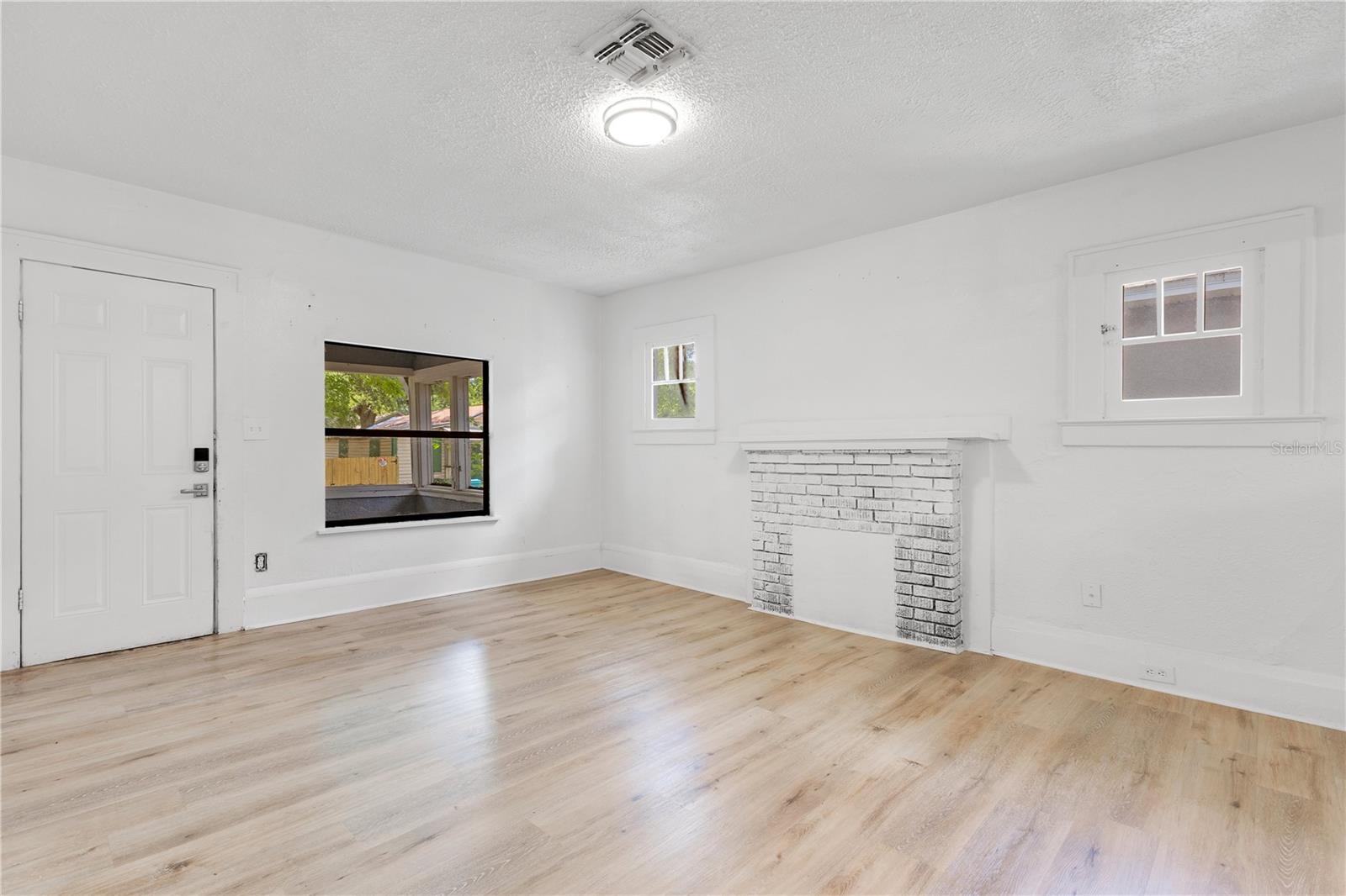 Image 10 of 33 For 1029 Colyer Street