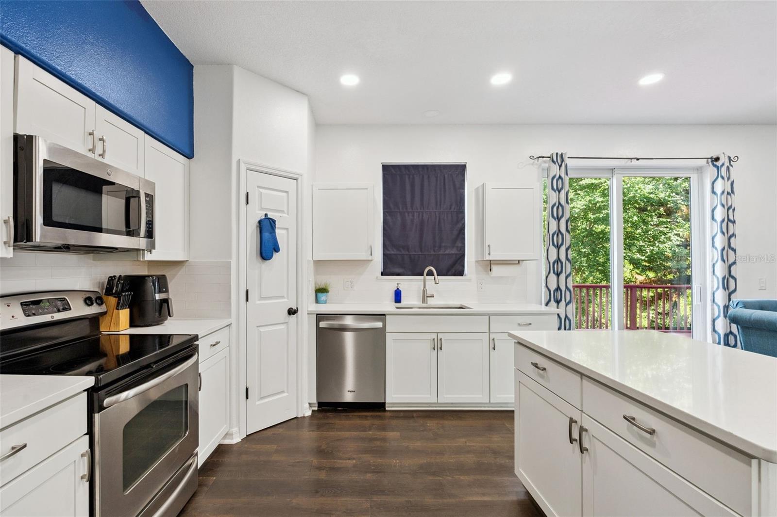 Image 15 of 59 For 137 Oak View Place