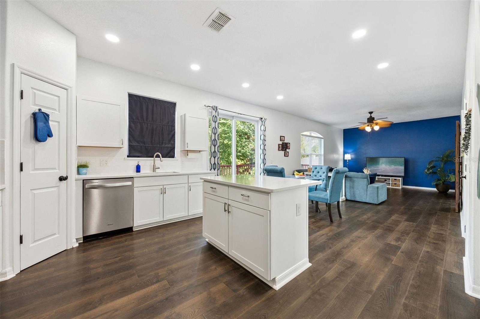 Image 18 of 59 For 137 Oak View Place