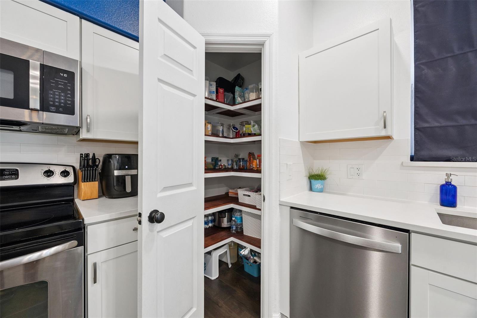 Image 19 of 59 For 137 Oak View Place