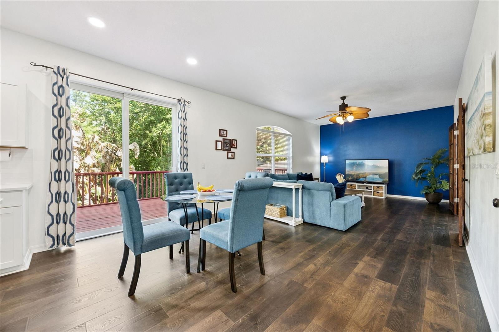 Image 21 of 59 For 137 Oak View Place