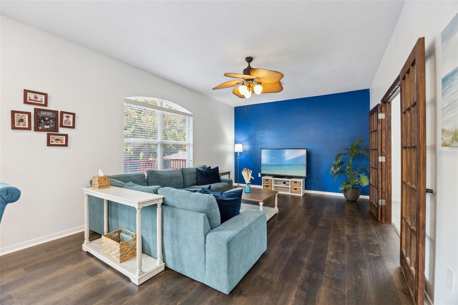 Image 23 of 59 For 137 Oak View Place