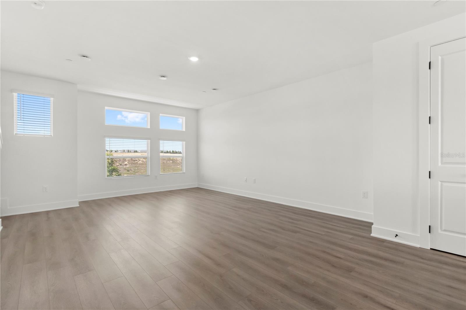 Image 7 of 39 For 15363 Hamlin Park Drive