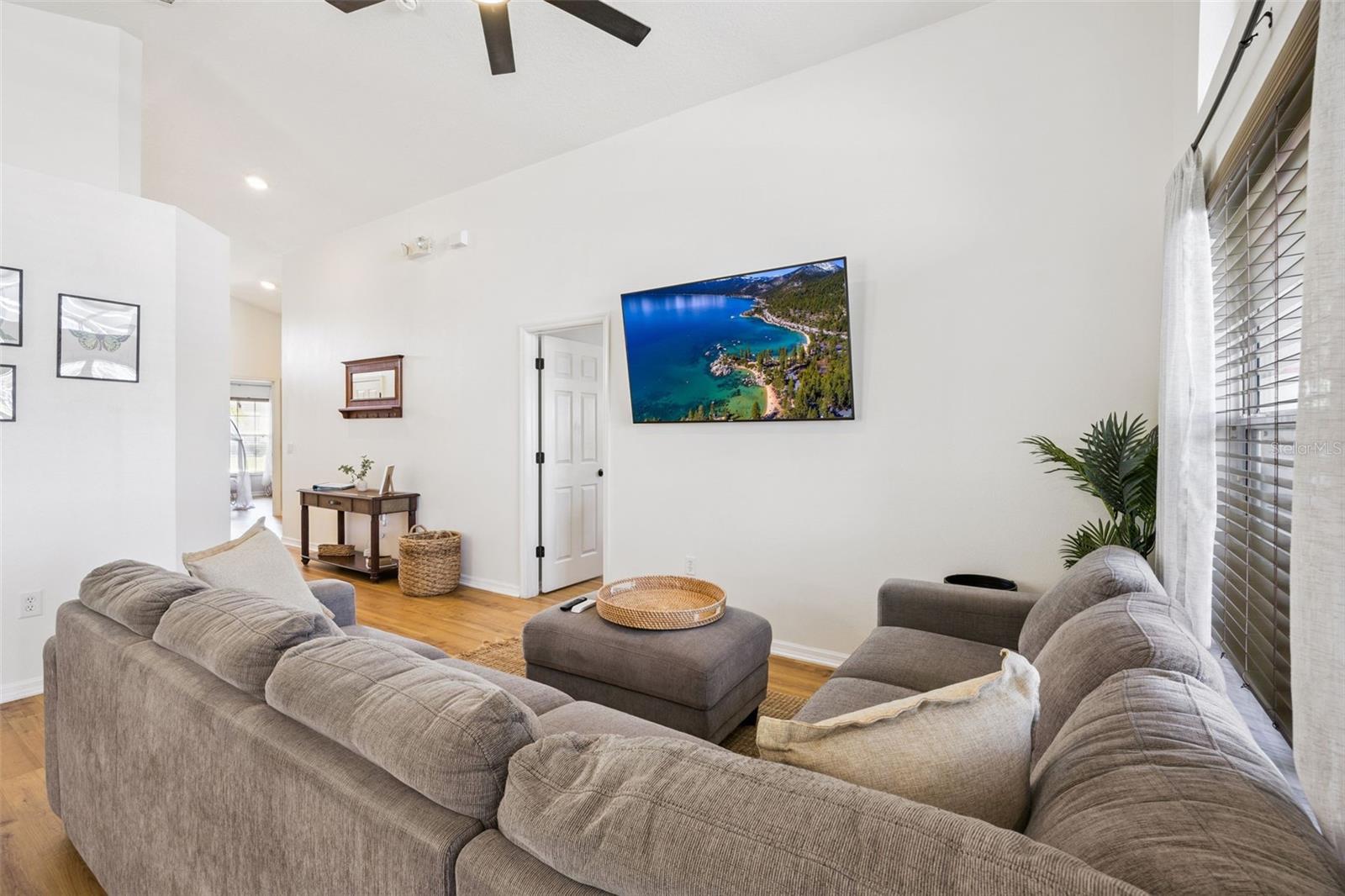 Listing photo id 21 for 225 Tivoli Circle