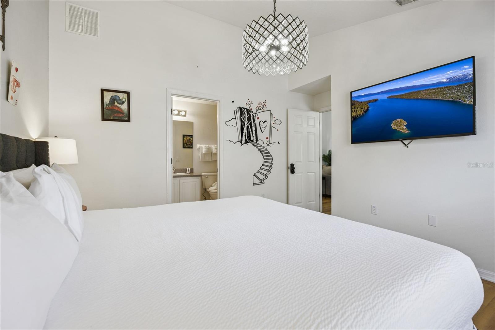 Listing photo id 2 for 225 Tivoli Circle