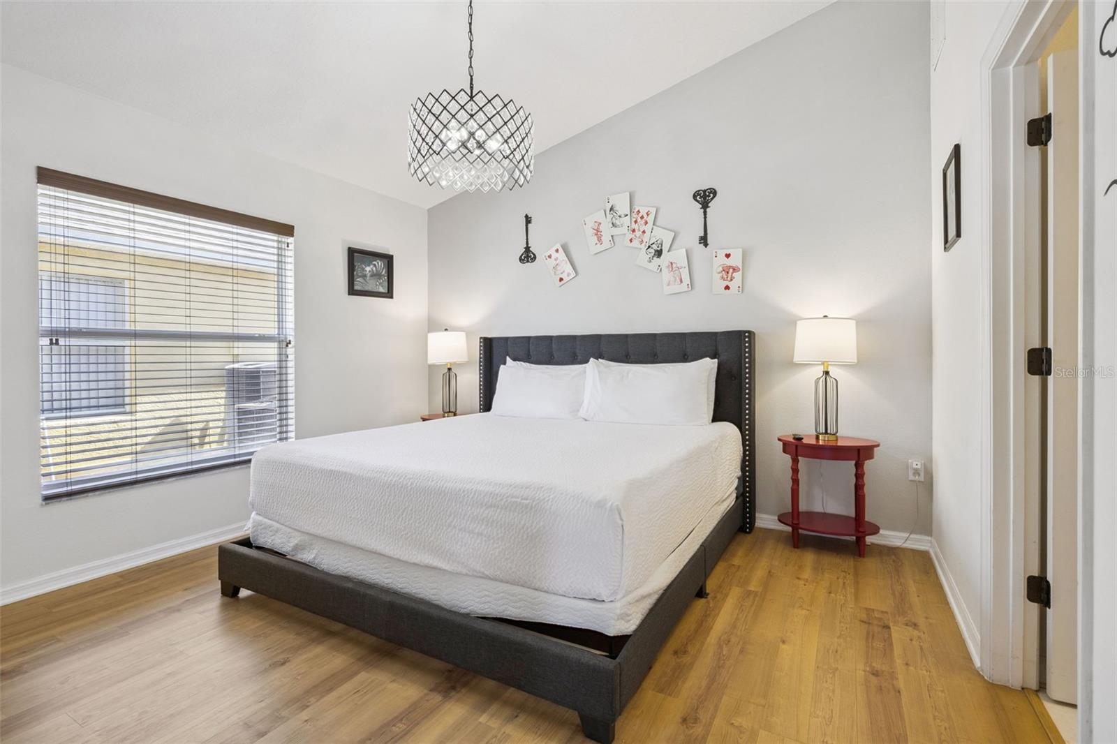 Listing photo id 4 for 225 Tivoli Circle