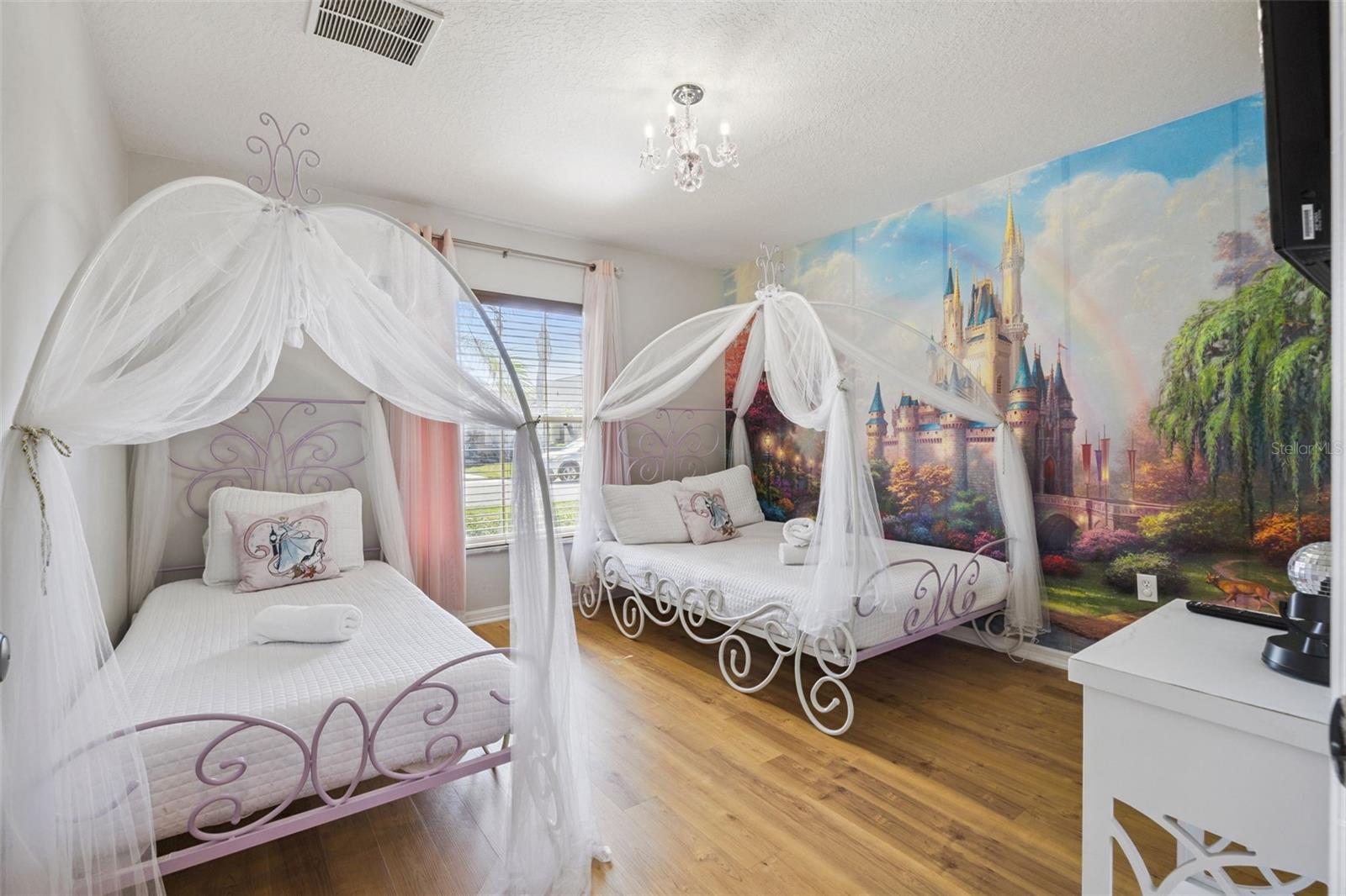 Listing photo id 5 for 225 Tivoli Circle