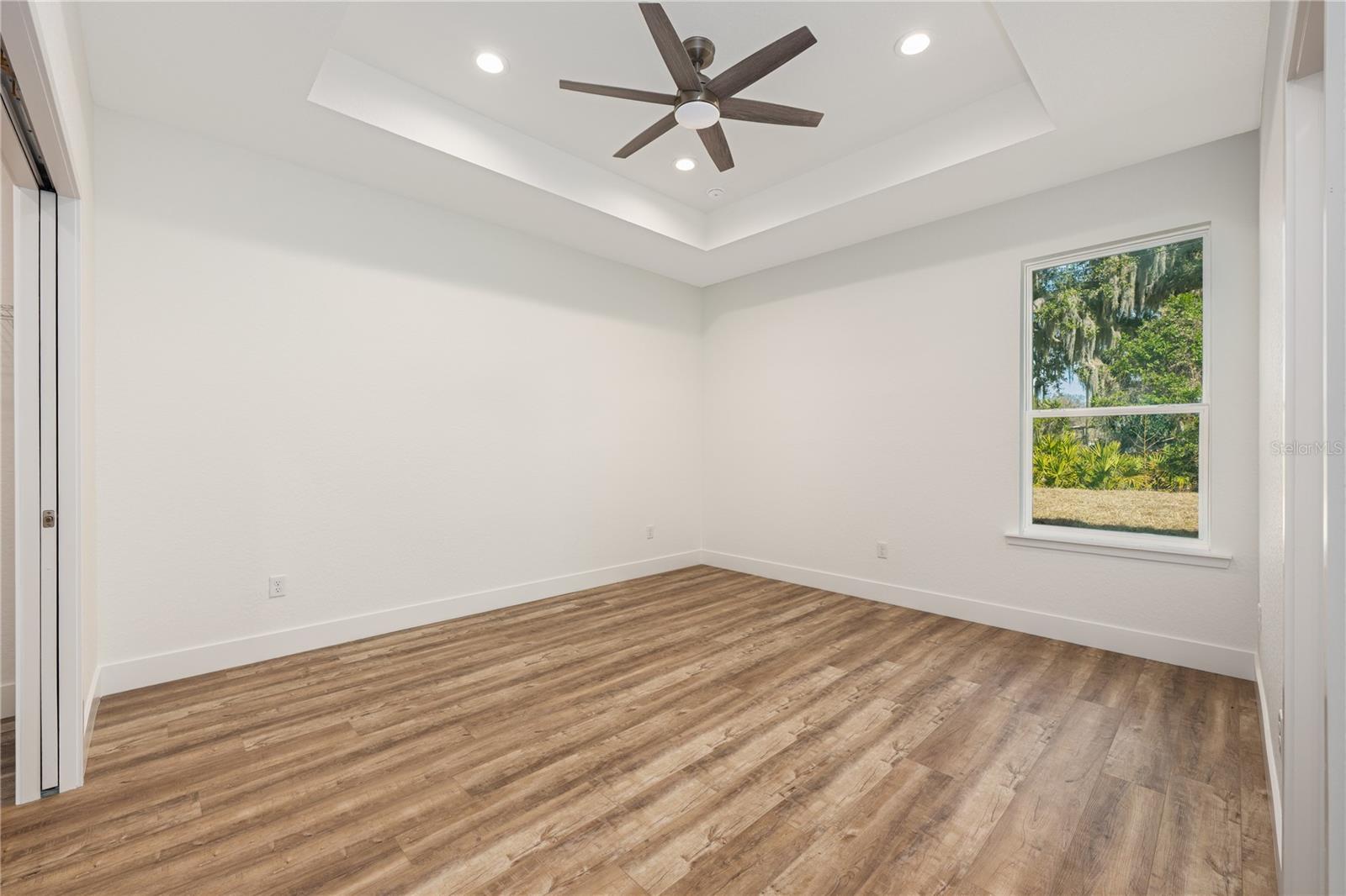 Image 14 of 31 For 210 Paradise Drive