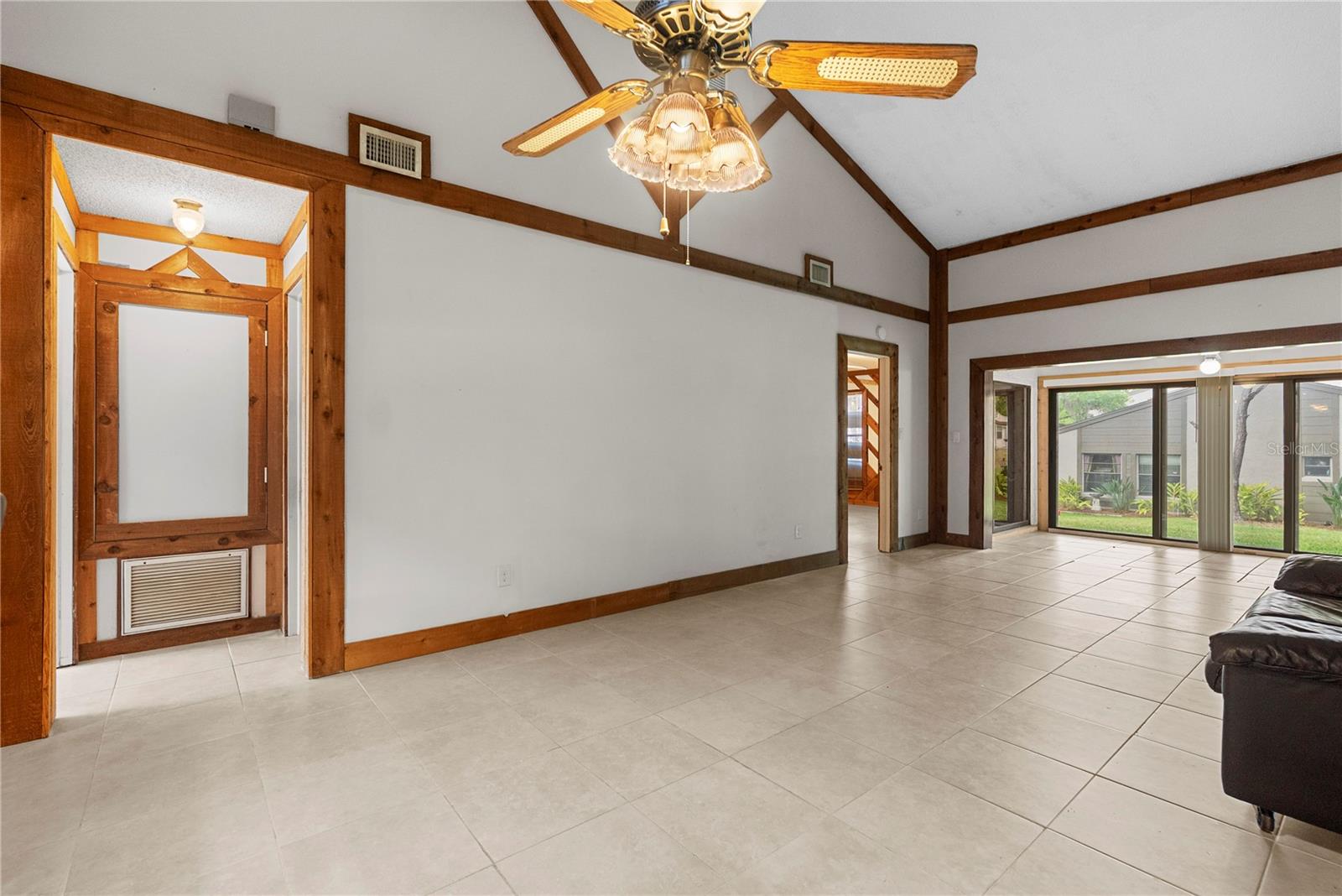 Image 9 of 30 For 497 Meadowood Boulevard