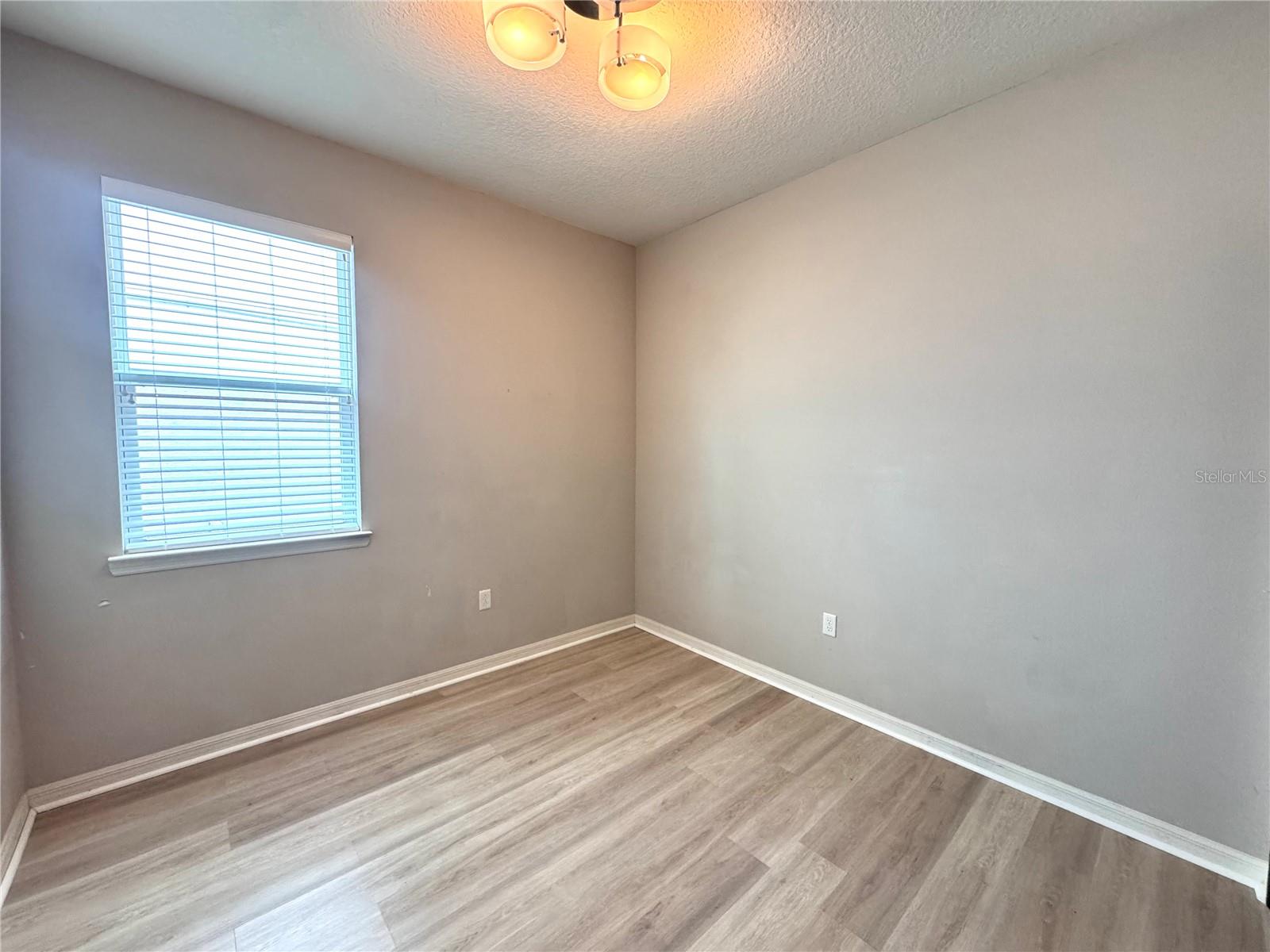 Image 19 of 31 For 11860 Thatcher Avenue