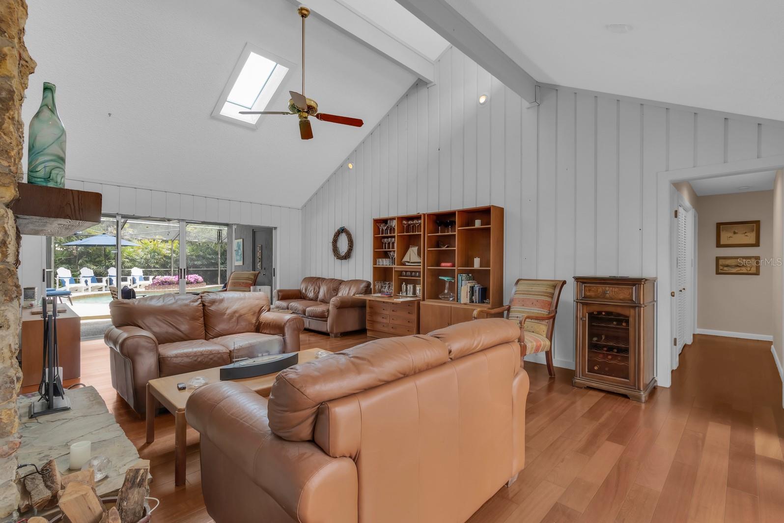 Image 9 of 71 For 318 Valley Drive