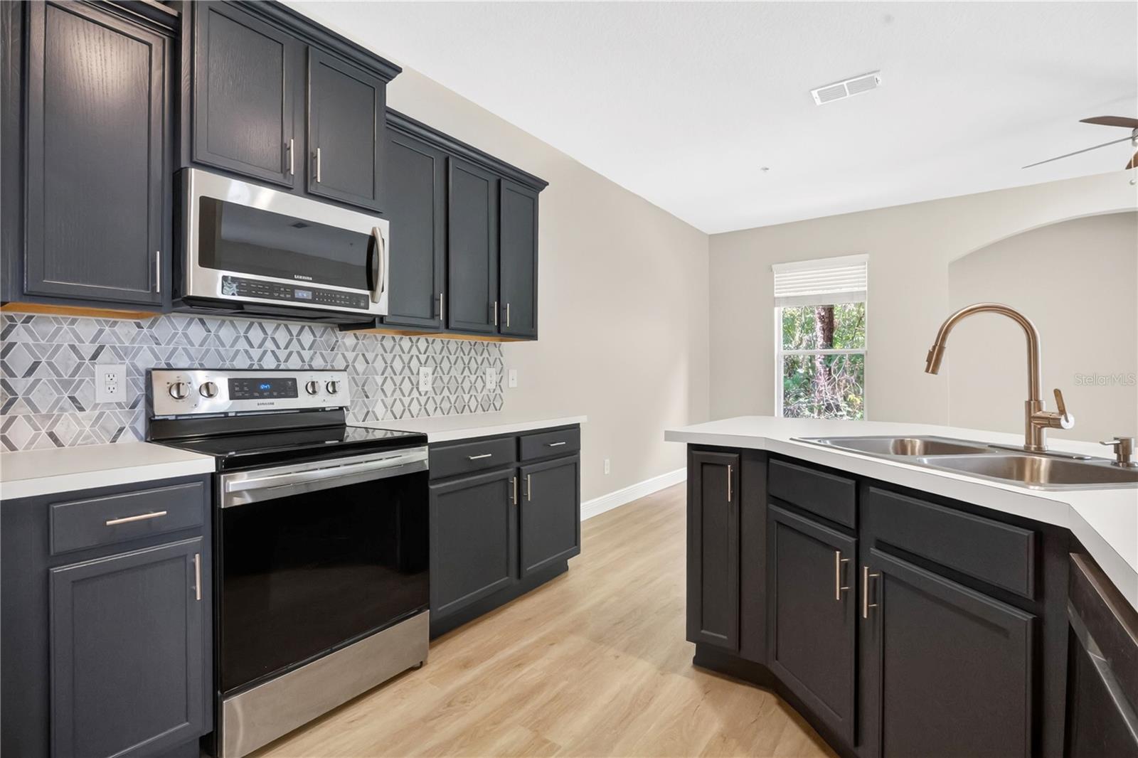 Image 13 of 36 For 15357 Oak Apple Court 4c