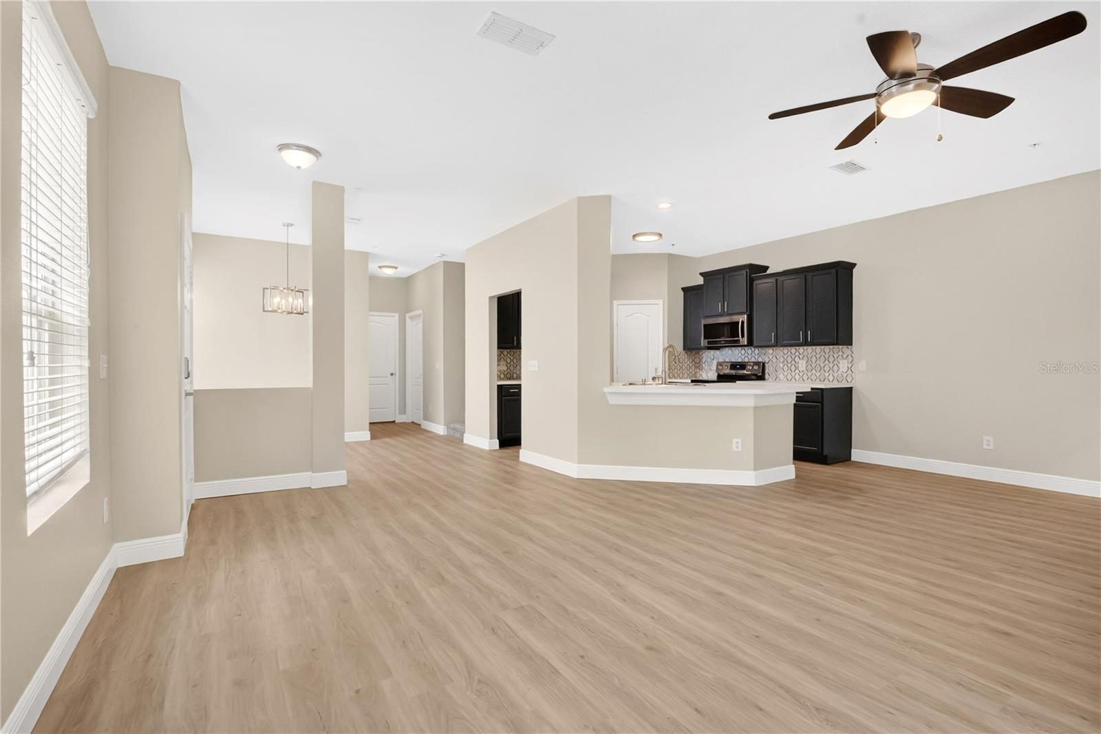 Image 7 of 36 For 15357 Oak Apple Court 4c