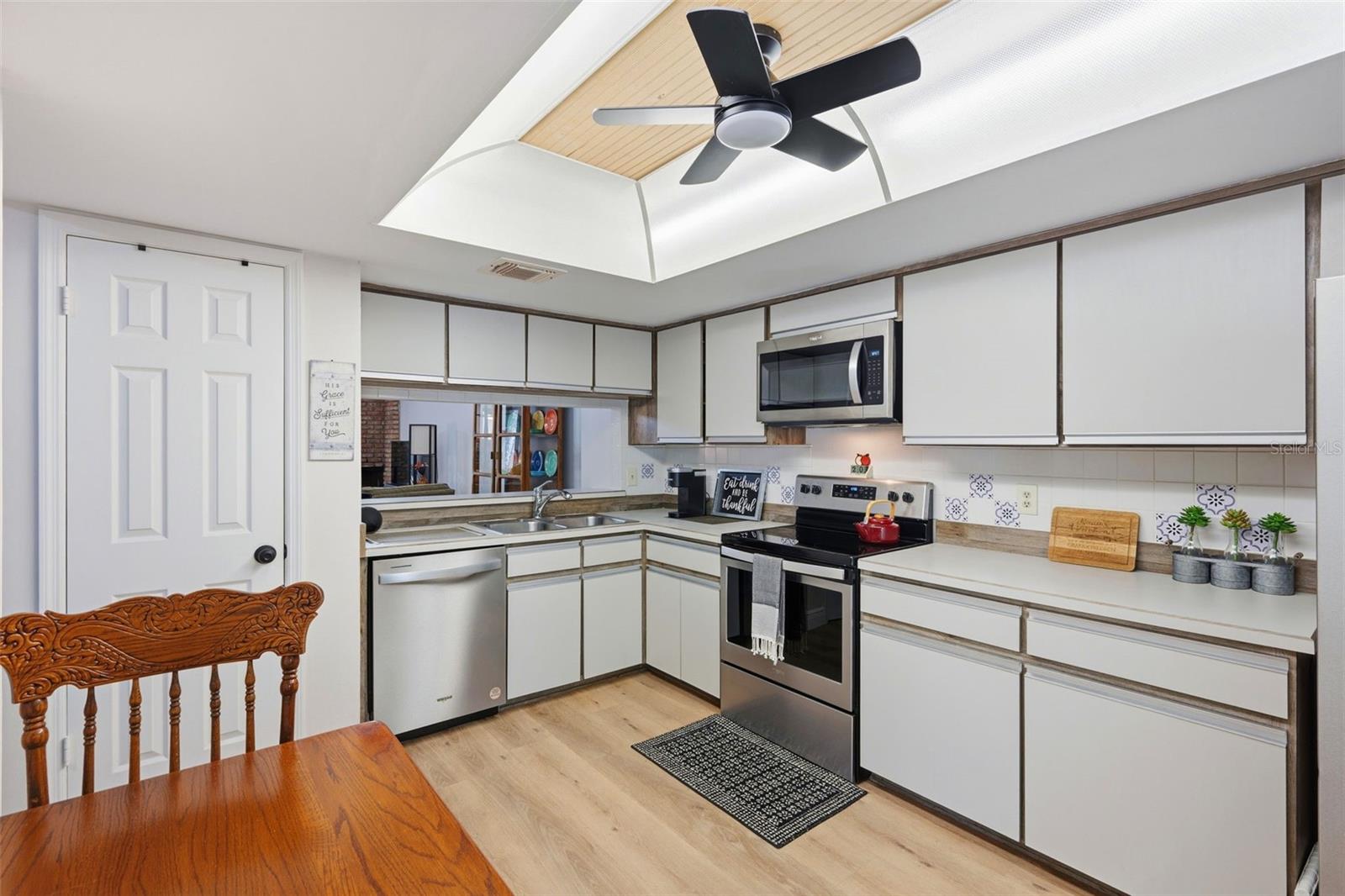 Image 4 of 28 For 1055 Kensington Park Drive 808