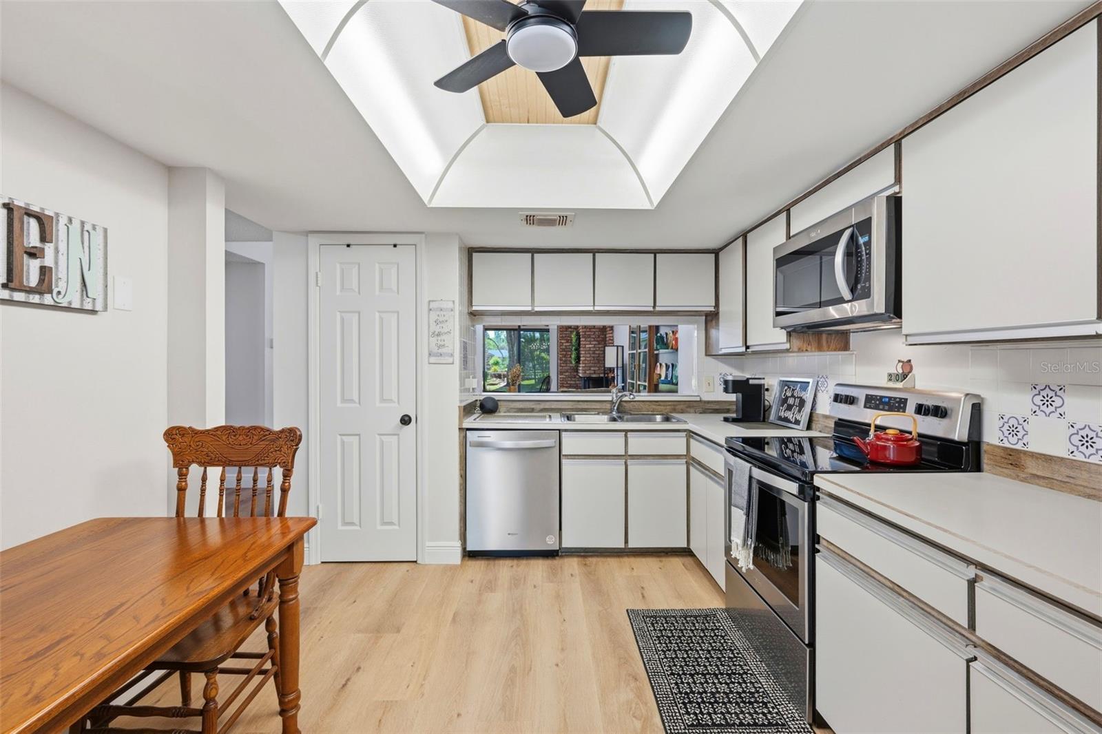 Image 9 of 28 For 1055 Kensington Park Drive 808