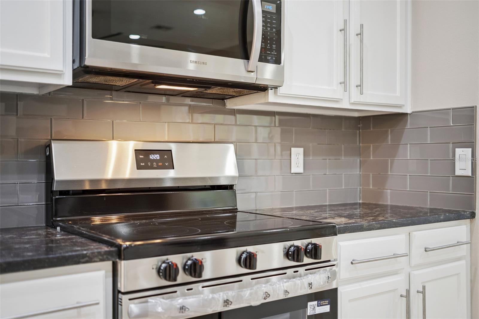 Image 13 of 48 For 1825 Amaryllis Circle