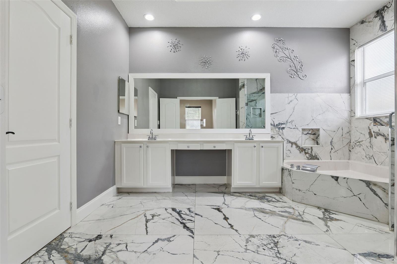 Image 22 of 48 For 1825 Amaryllis Circle