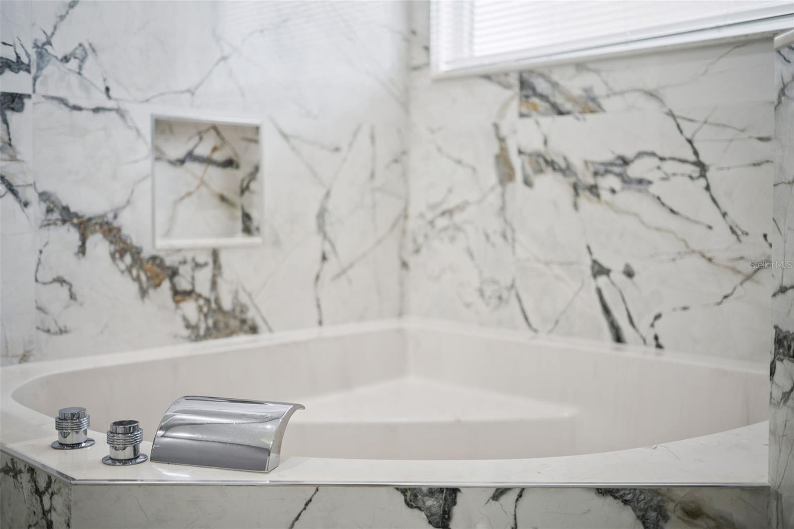 Image 24 of 48 For 1825 Amaryllis Circle