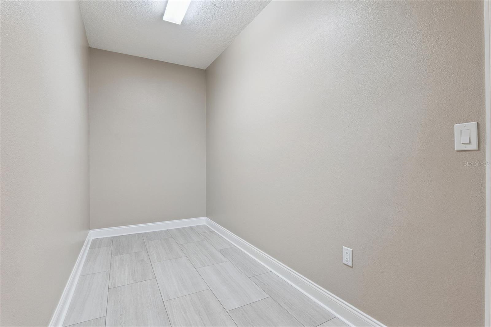 Image 28 of 48 For 1825 Amaryllis Circle