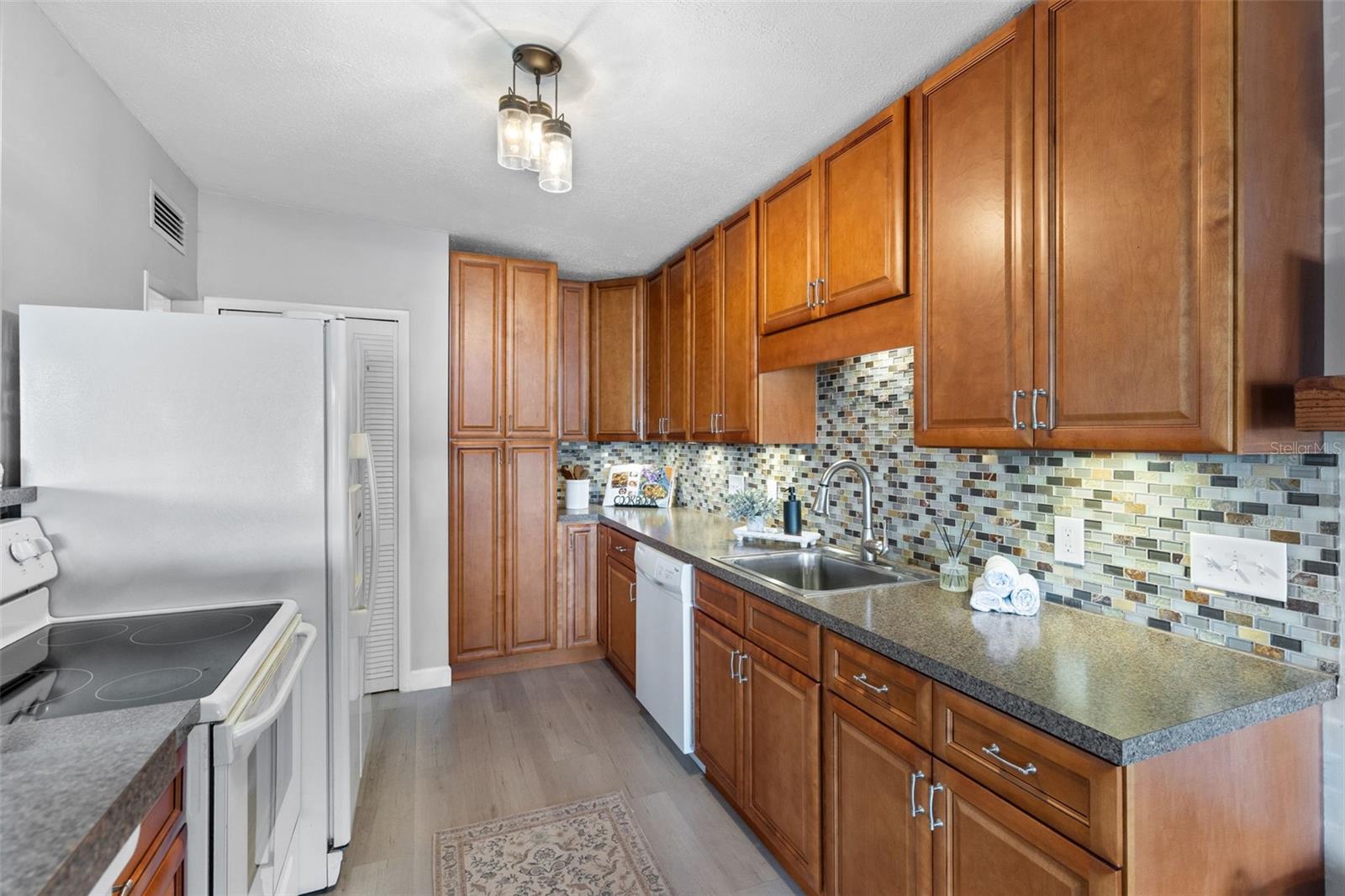 Image 10 of 36 For 620 Lake Drive