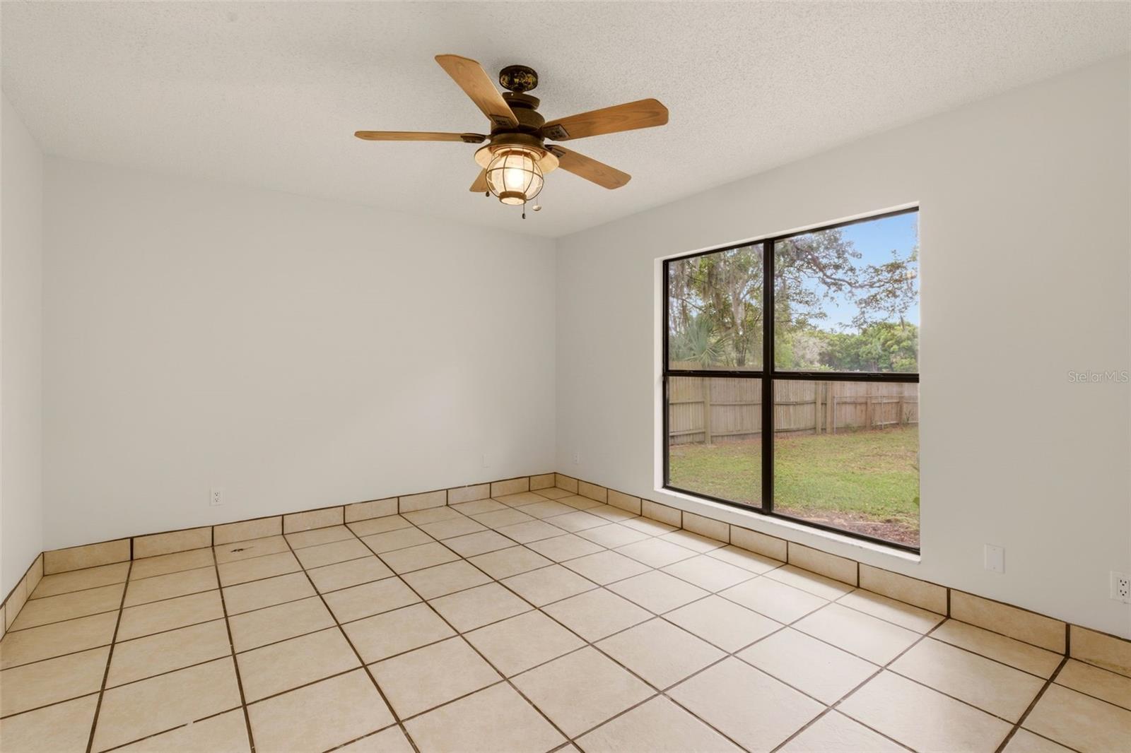 Image 11 of 33 For 205 Angeles Road