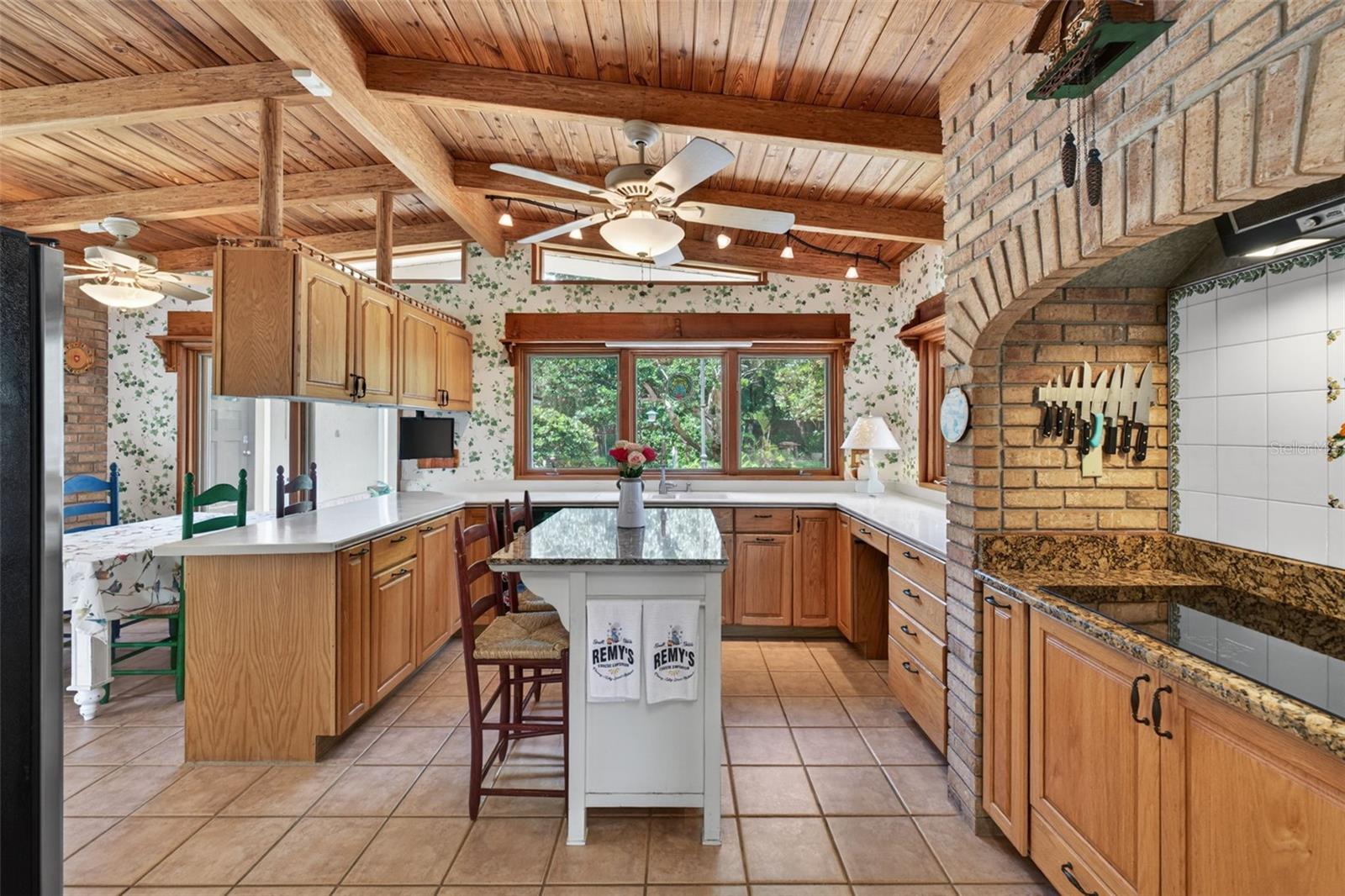 Image 18 of 85 For 457 Victor Avenue