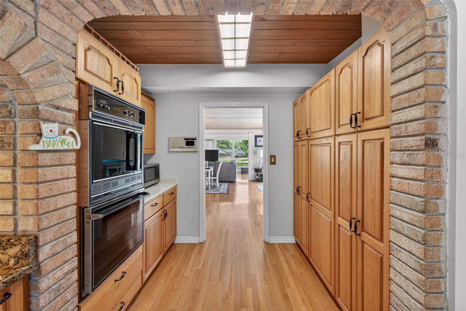 Image 22 of 85 For 457 Victor Avenue