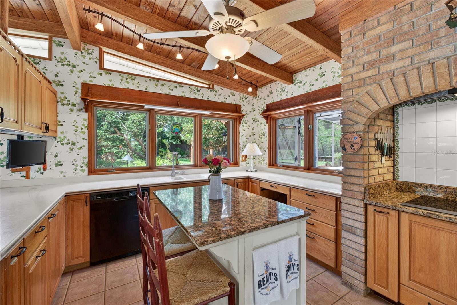 Image 23 of 85 For 457 Victor Avenue