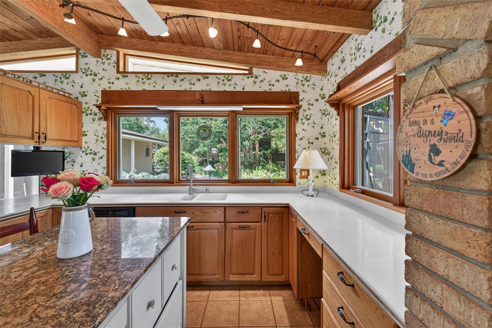 Image 24 of 85 For 457 Victor Avenue