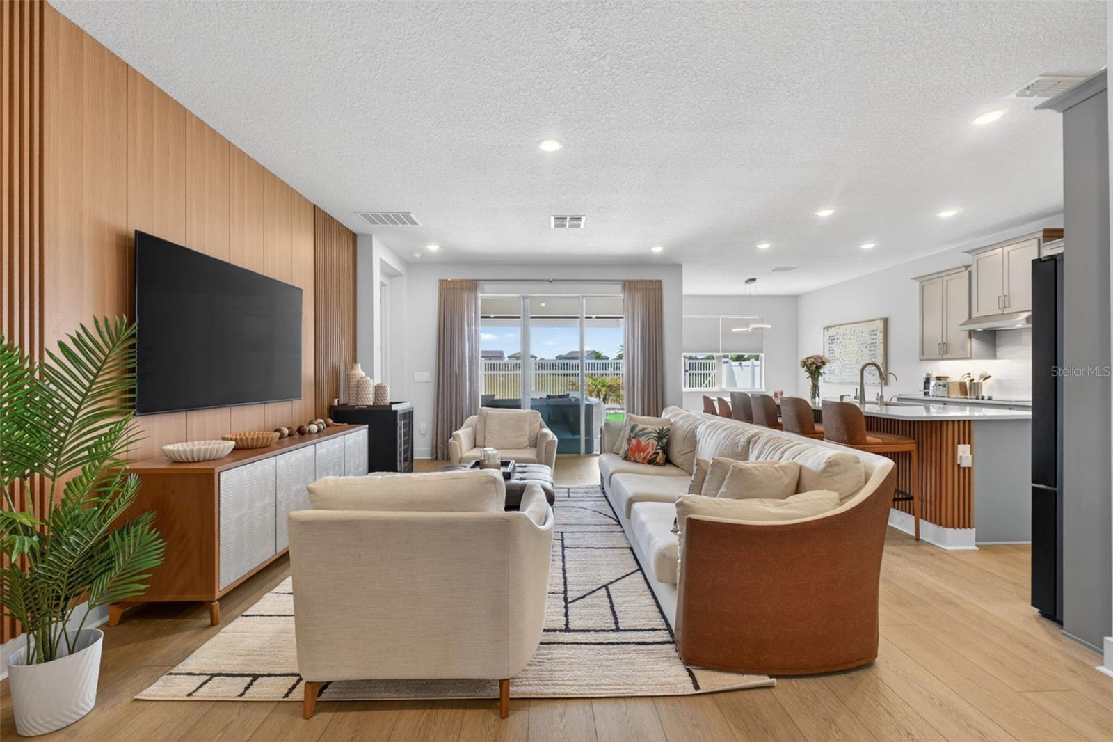 Listing photo id 9 for 9433 Emerald Berry Drive