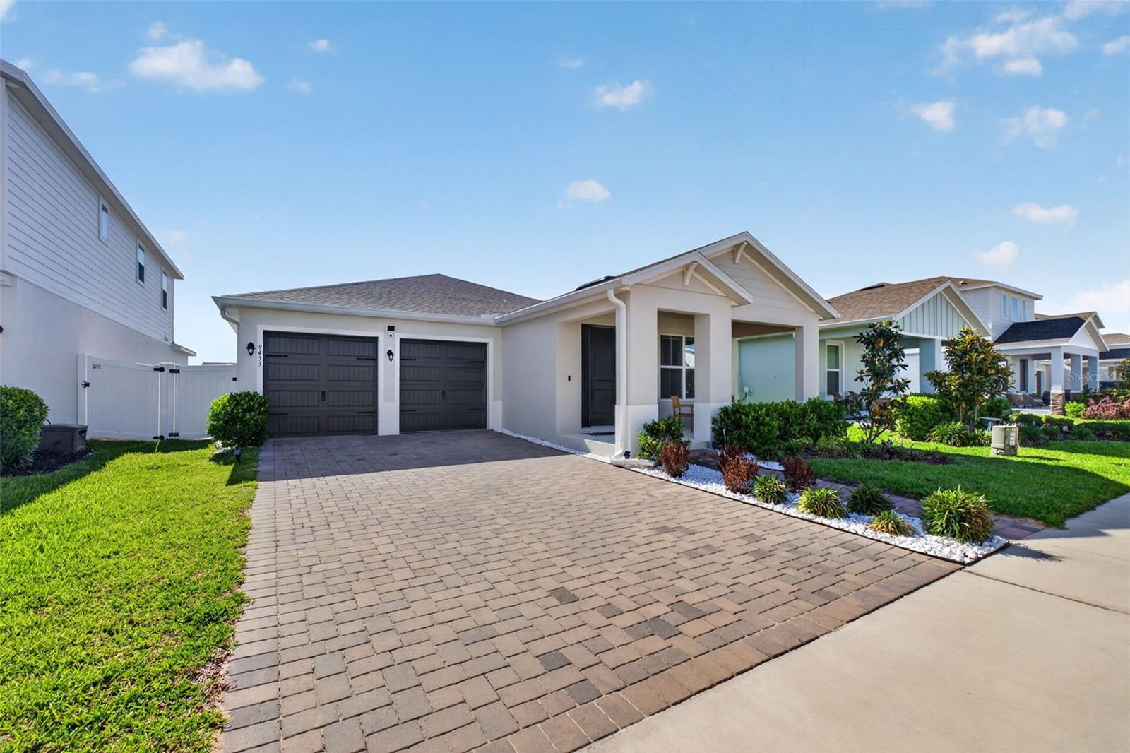 Listing photo id 2 for 9433 Emerald Berry Drive