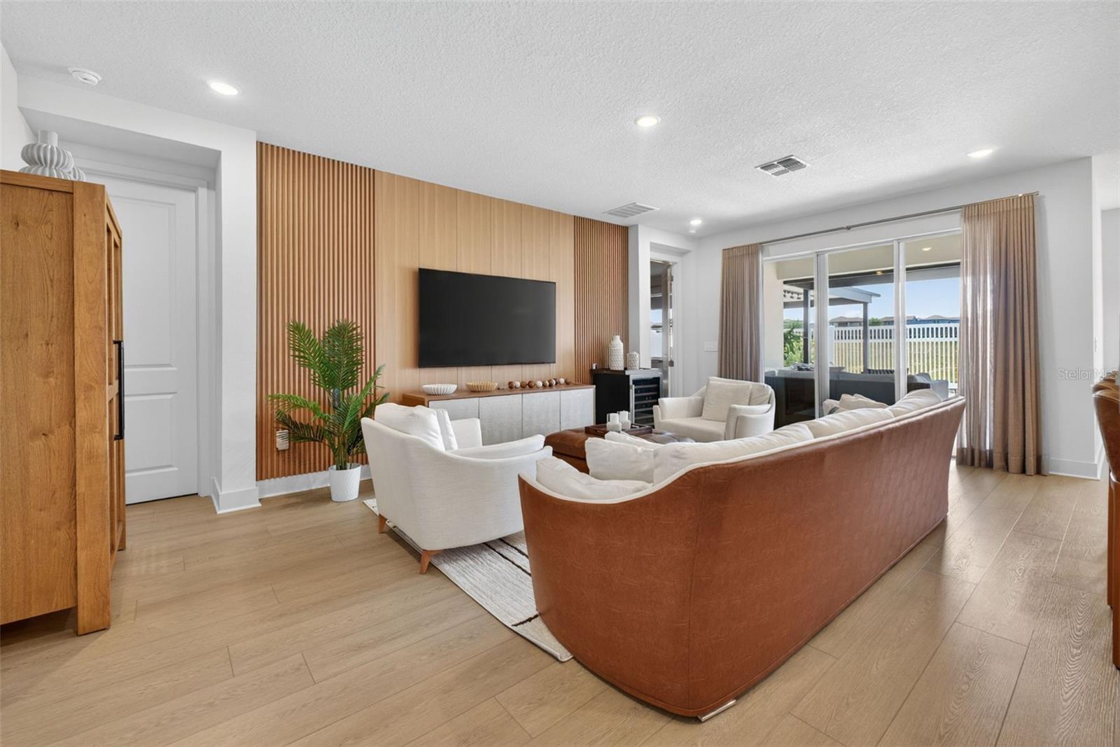 Listing photo id 7 for 9433 Emerald Berry Drive