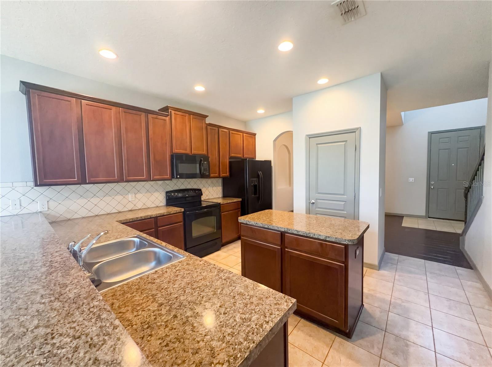 Image 20 of 23 For 4644 Doral Park Avenue