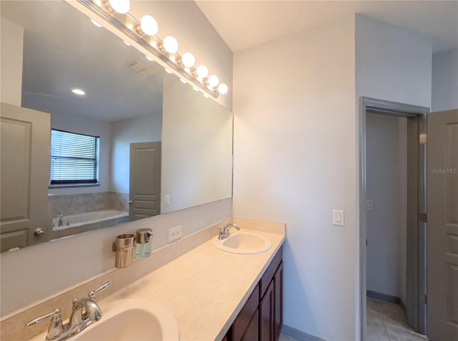 Image 8 of 23 For 4644 Doral Park Avenue