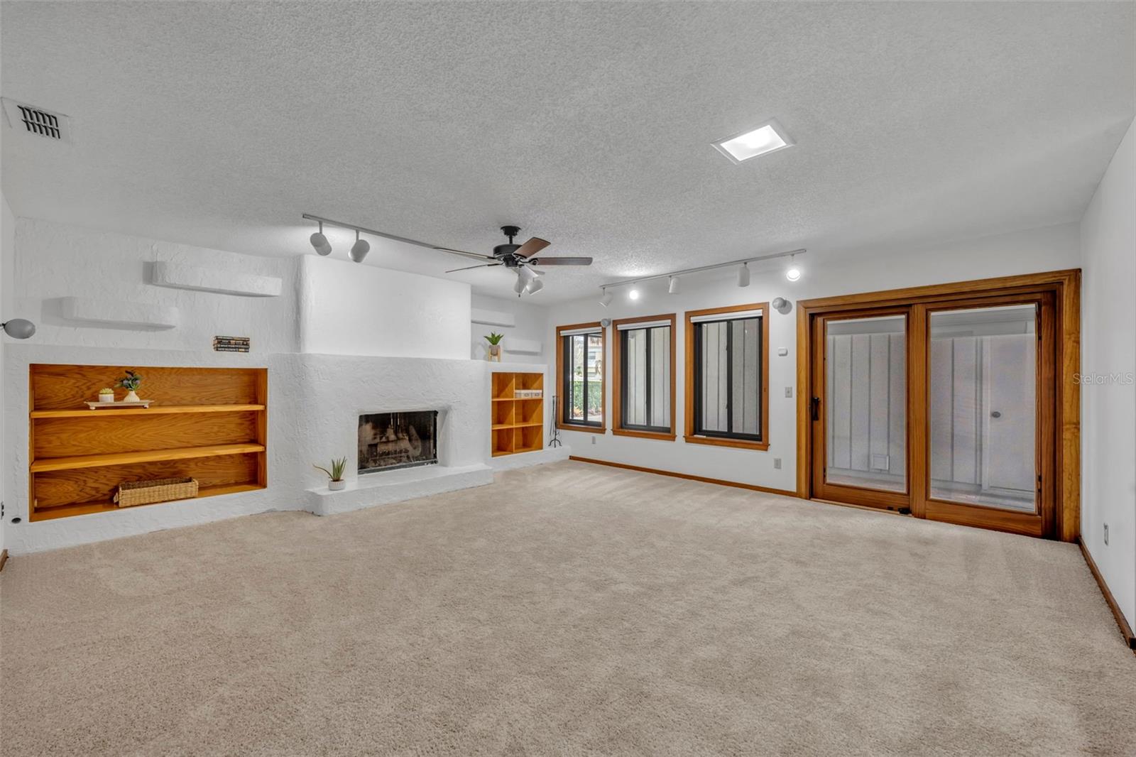 Image 10 of 53 For 1001 Versailles Court